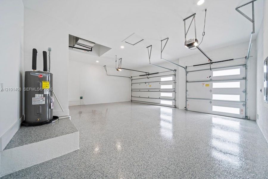Spacious, unfurnished interior of a new home in , Cape Coral (Image 23).