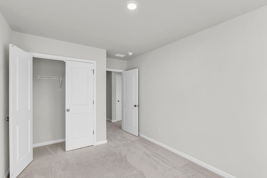 Spacious, unfurnished interior of a new home in Central Creek, Goose Creek (Image 27).