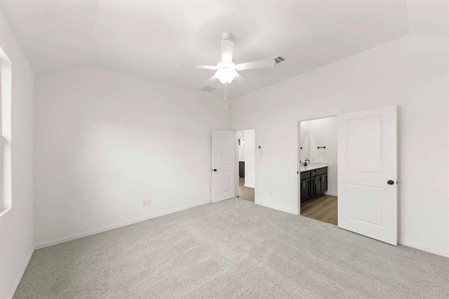 Spacious, unfurnished interior of a new home in Creekview Fossil Ridge, Pilot Point (Image 12).