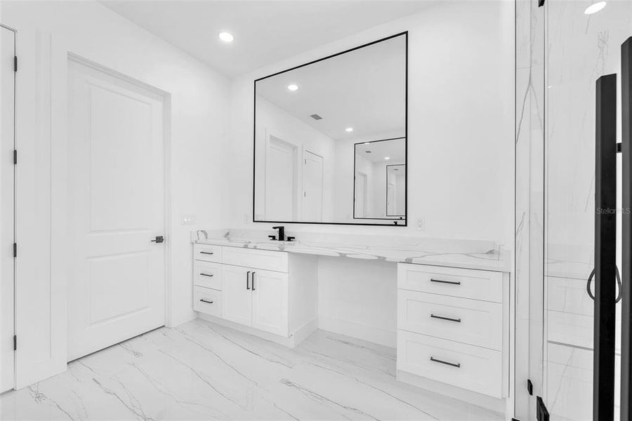 Furnished interior view inside a new home in , Thonotosassa (Image 14).