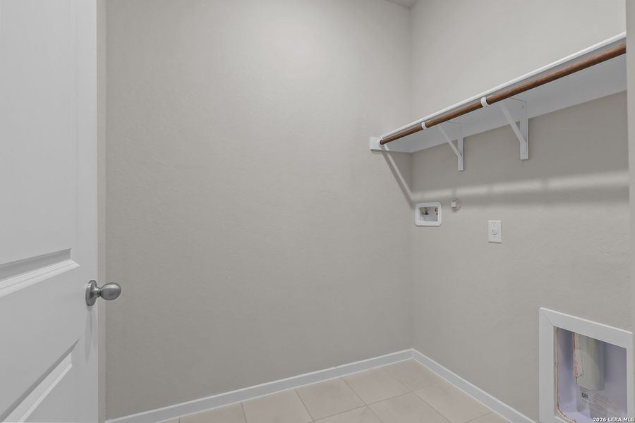 Spacious, unfurnished interior of a new home in The Parklands, Schertz (Image 20).