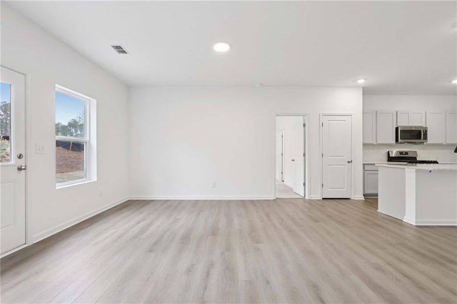 Spacious, unfurnished interior of a new home in The Pointe at Heron Bay, Locust Grove (Image 17).