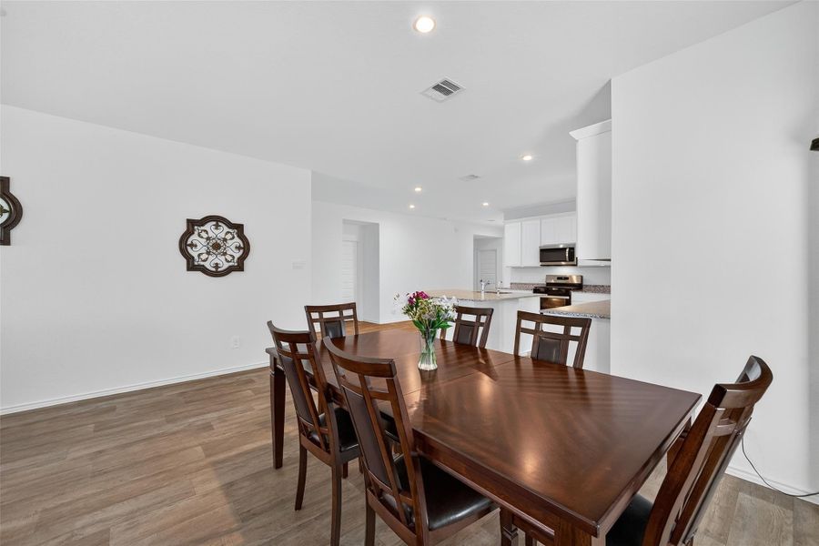 A refined space ideal for memorable meals and intimate celebrations.