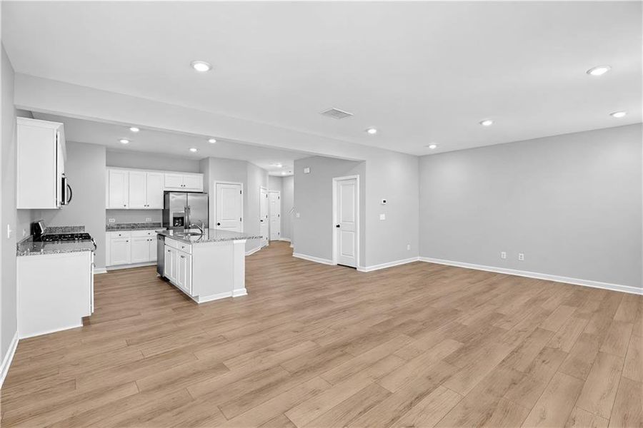 Spacious, unfurnished interior of a new home in Timber Ridge, Douglasville (Image 25).