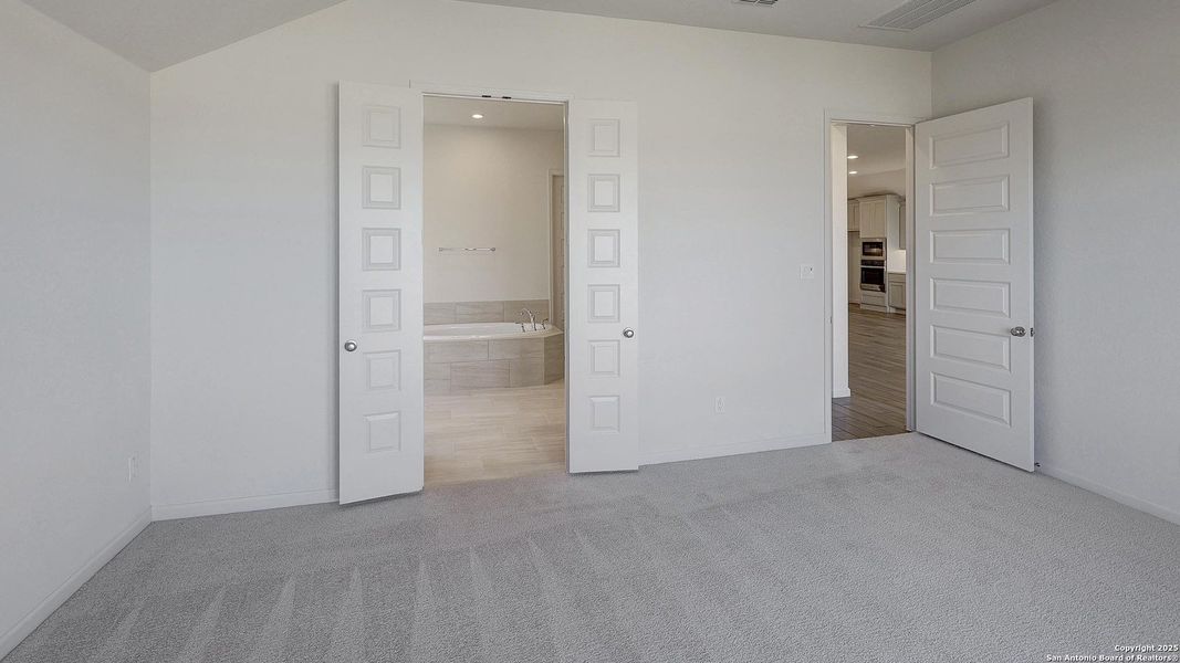 Spacious, unfurnished interior of a new home in Haby Hill 50', San Antonio (Image 32).