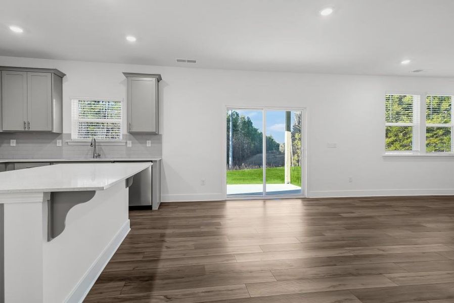 Spacious, unfurnished interior of a new home in Shadow Creek, Jackson (Image 28).