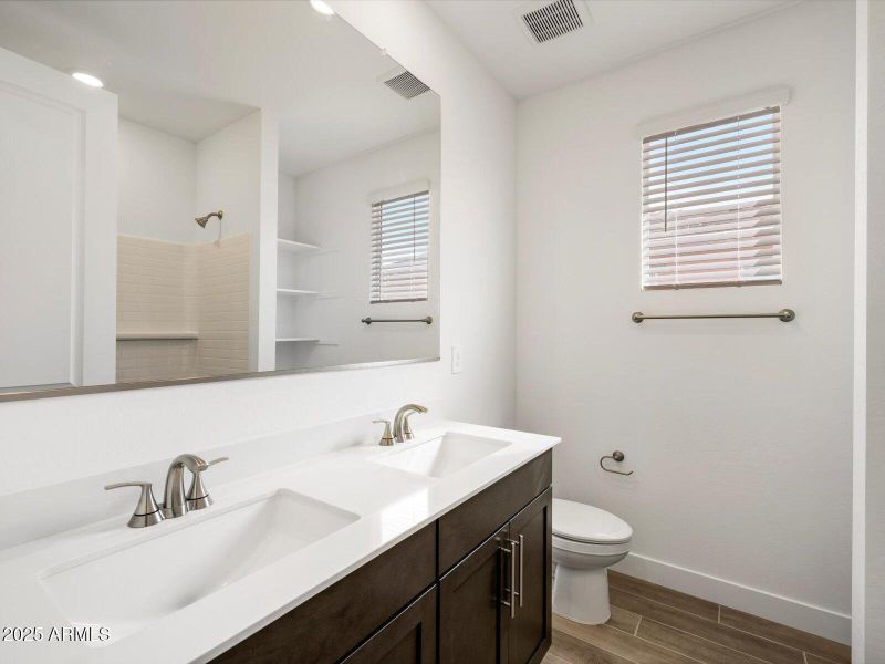 Bath 2 with Double Sinks Bath 2 with Double Sinks