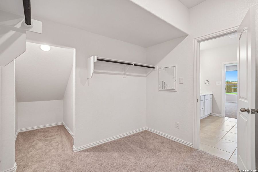 Spacious, unfurnished interior of a new home in Meyer Ranch - Enclave, New Braunfels (Image 27).