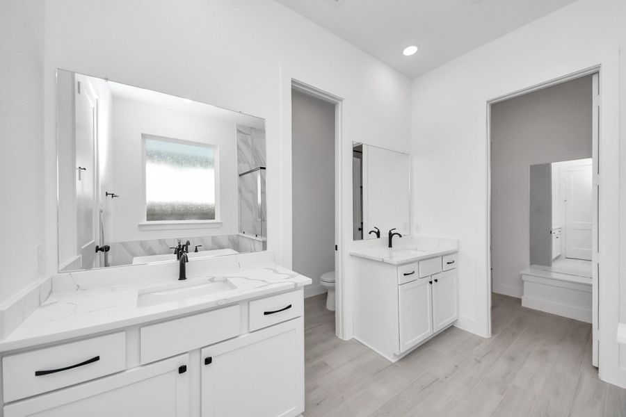 Furnished interior view inside a new home in Meridiana 50's, Manvel (Image 14).