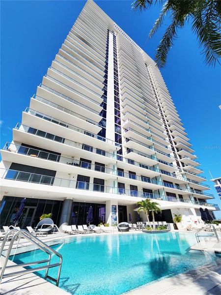 Condo located in St. Petersburg, FL showcasing its design and architecture (Image 29).