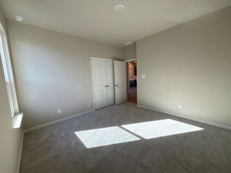 Spacious, unfurnished interior of a new home in Waterford Park, Weatherford (Image 11).