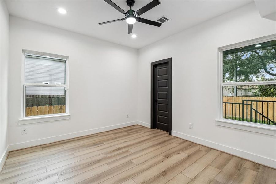 With abundant natural light and direct access to the backyard, this secondary room could be used as a peaceful bedroom or a functional office, perfect for enjoying fresh air during work hours