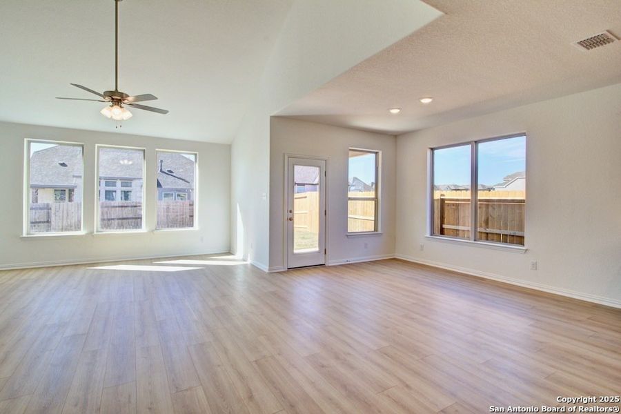 Spacious, unfurnished interior of a new home in Meyer Ranch – Premier, New Braunfels (Image 19).