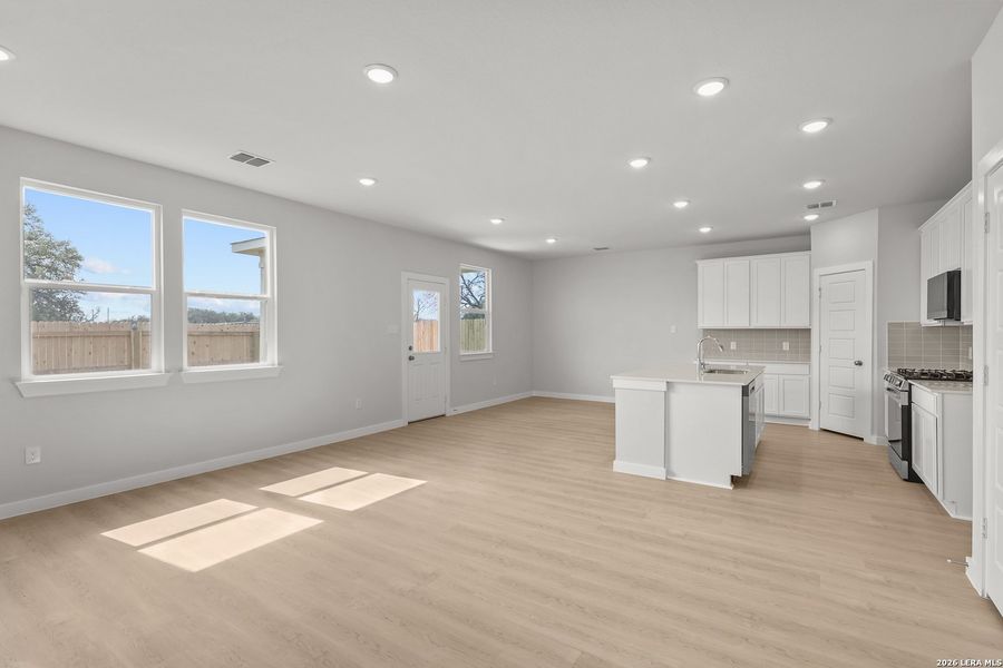 Spacious, unfurnished interior of a new home in Senna, Leon Valley (Image 24).