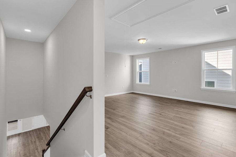 Spacious, unfurnished interior of a new home in Sweetgrass Station, Summerville (Image 10).