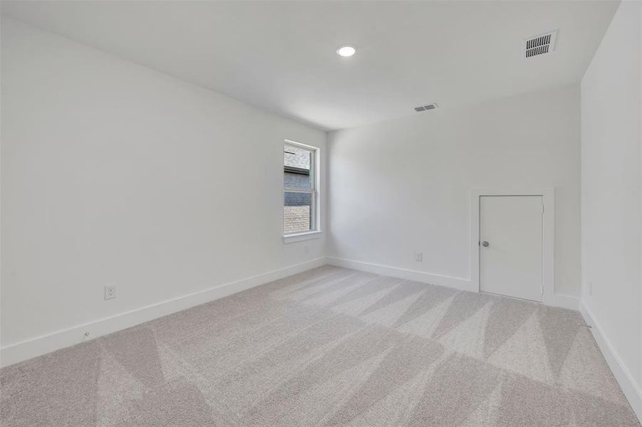 Spacious, unfurnished interior of a new home in Chaparral Park, Oak Point (Image 27).