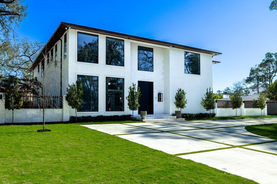 Front lawn and driveway approach. Front lawn and driveway approach.