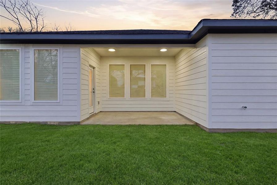 Exterior details and patio area of a home in , Dallas (Image 15).