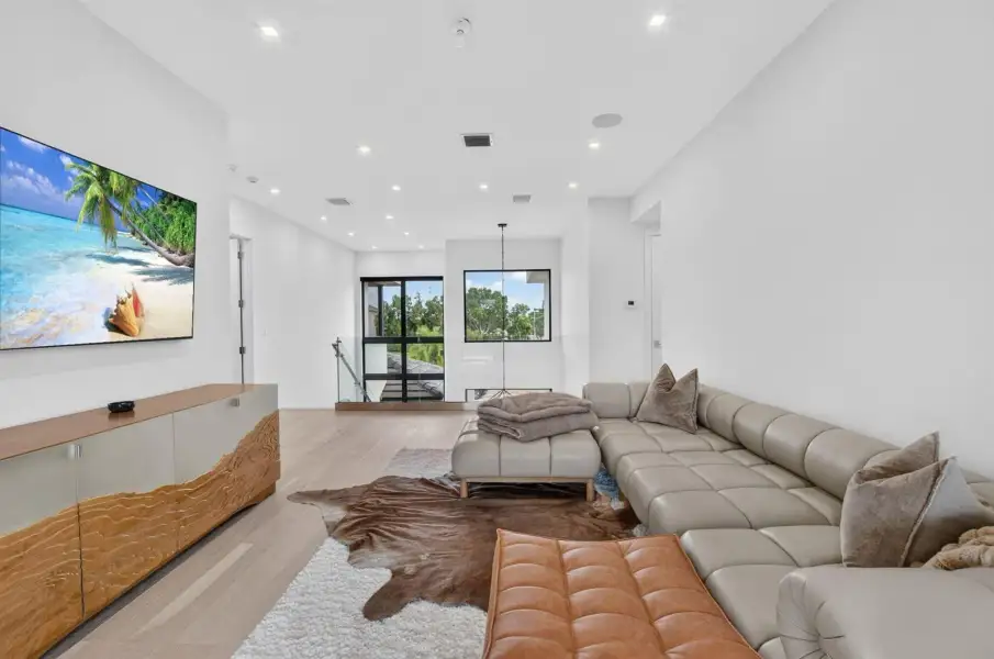 2ND FLOOR LOFT