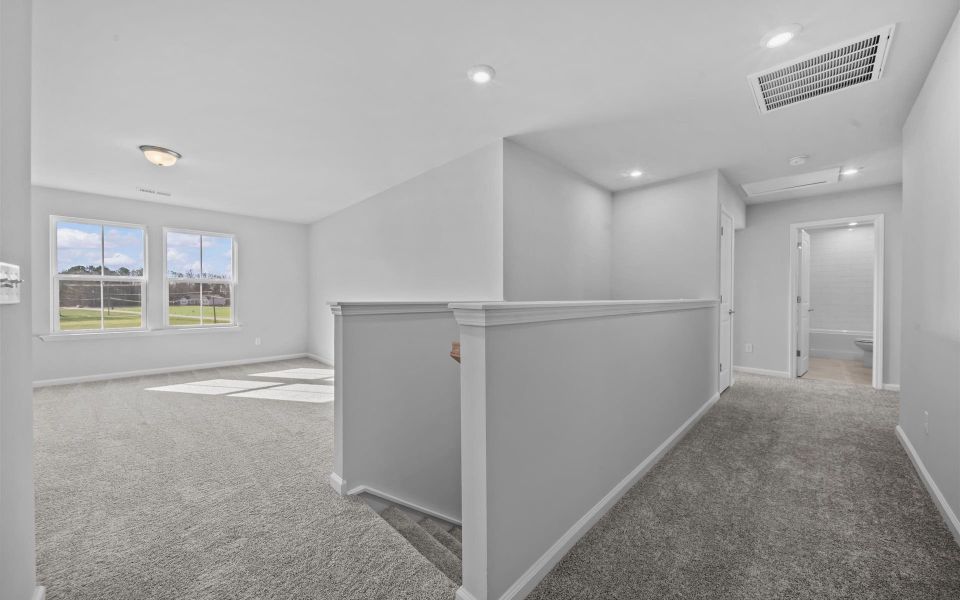 Spacious, unfurnished interior of a new home in Fox Hollow, Spartanburg (Image 29).