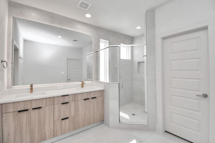 Furnished interior view inside a new home in Antigua, Houston (Image 10).