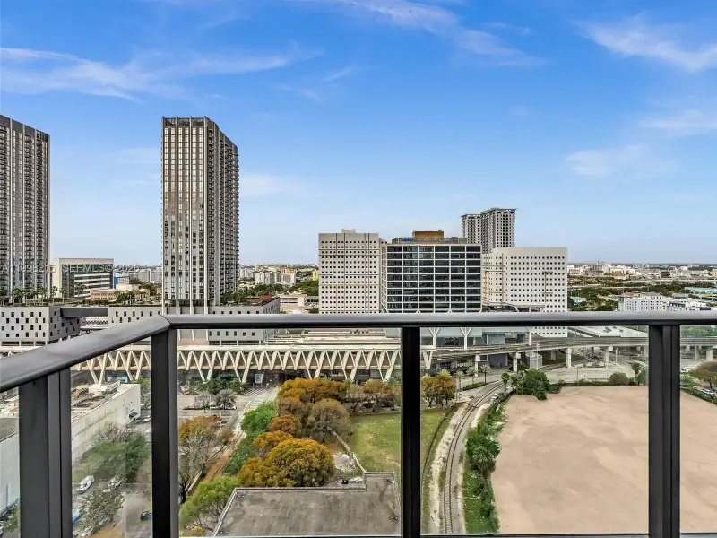 Condo located in Miami, FL showcasing its design and architecture (Image 4).