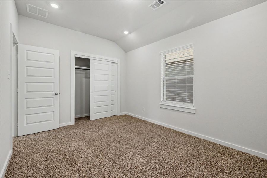Spacious, unfurnished interior of a new home in Glendale Lakes, Rosharon (Image 38).