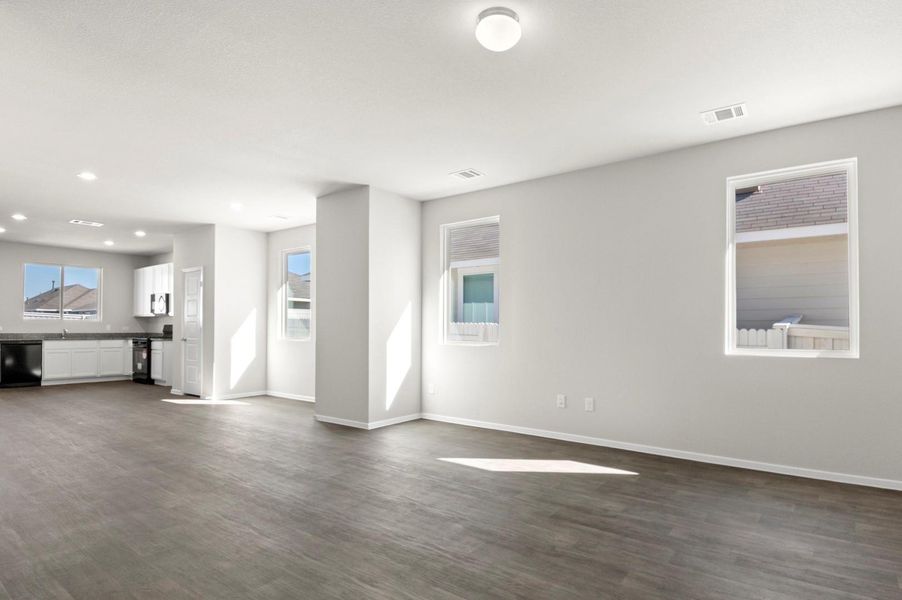 Spacious, unfurnished interior of a new home in Casetta Ranch, Kyle (Image 18).