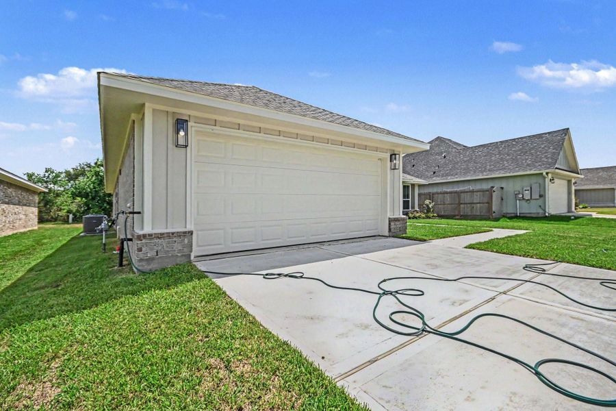 Exterior details and patio area of a home in , Angleton (Image 3).