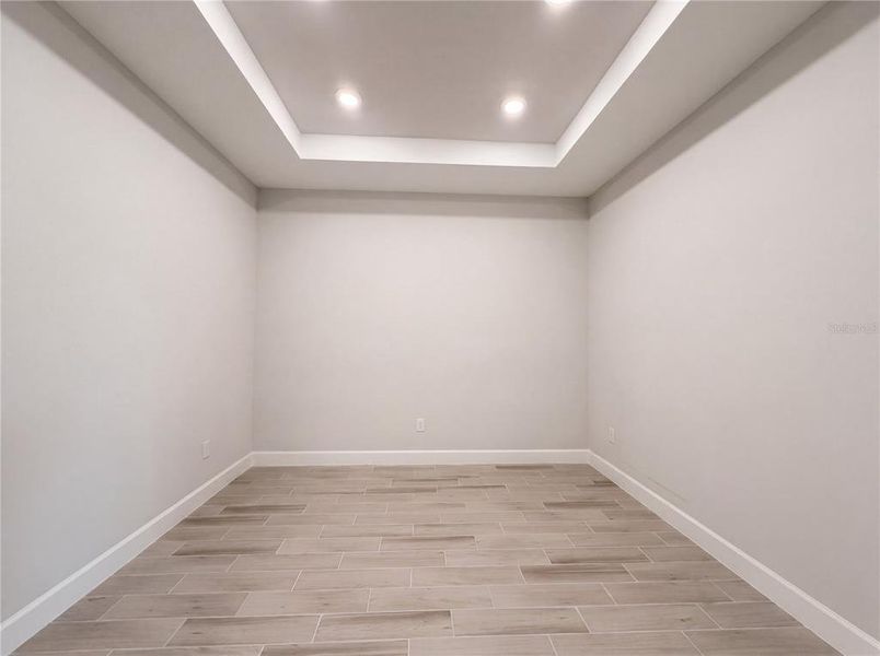 Spacious, unfurnished interior of a new home in , Sarasota (Image 13).