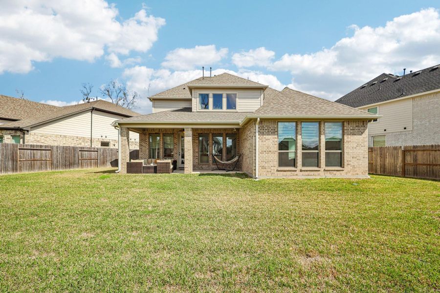 Exterior details and patio area of a home in Sienna, Missouri City (Image 24).