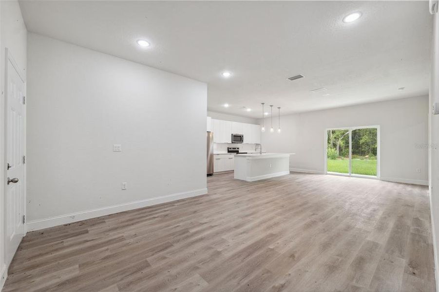 Spacious, unfurnished interior of a new home in , Citrus Springs (Image 18).