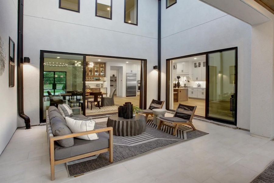 The Lynmar II Courtyard