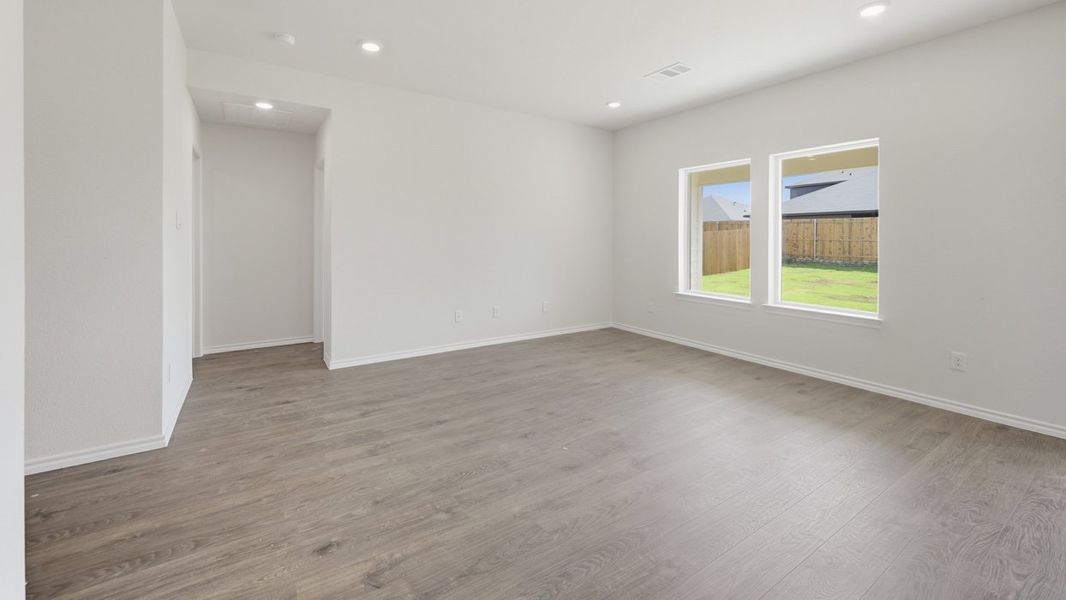 Spacious, unfurnished interior of a new home in Stuart Ridge, Denton (Image 4).