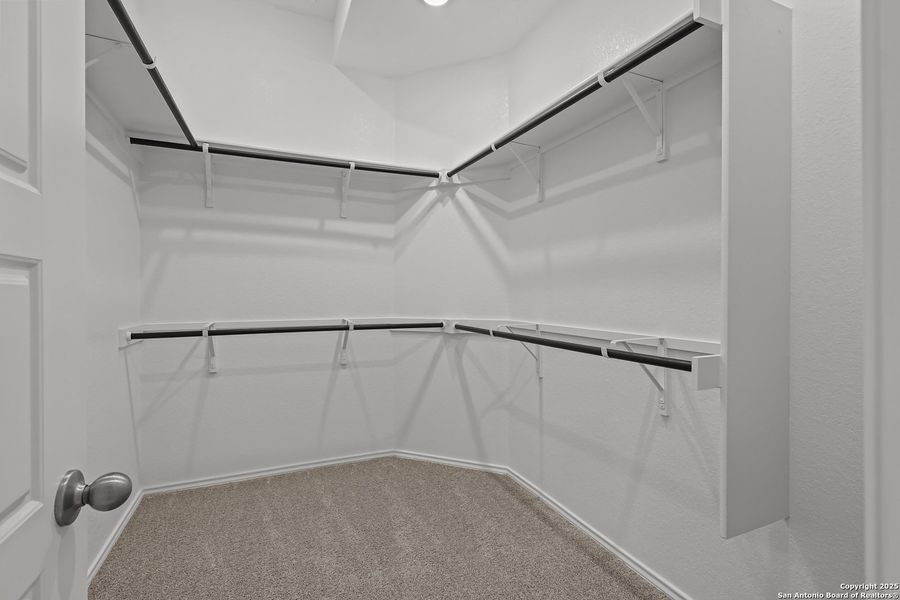 Spacious, unfurnished interior of a new home in Sunflower Ridge, New Braunfels (Image 30).