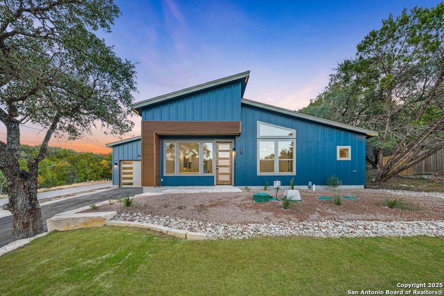 Exterior details and patio area of a home in , Canyon Lake (Image 3).