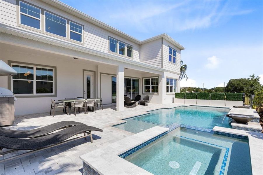 Exterior details and patio area of a home in Winter Grove, Winter Garden (Image 18).
