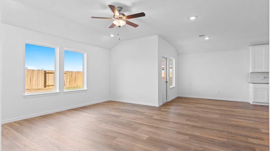 Spacious, unfurnished interior of a new home in Caldwell Crossing, Iowa Colony (Image 10).