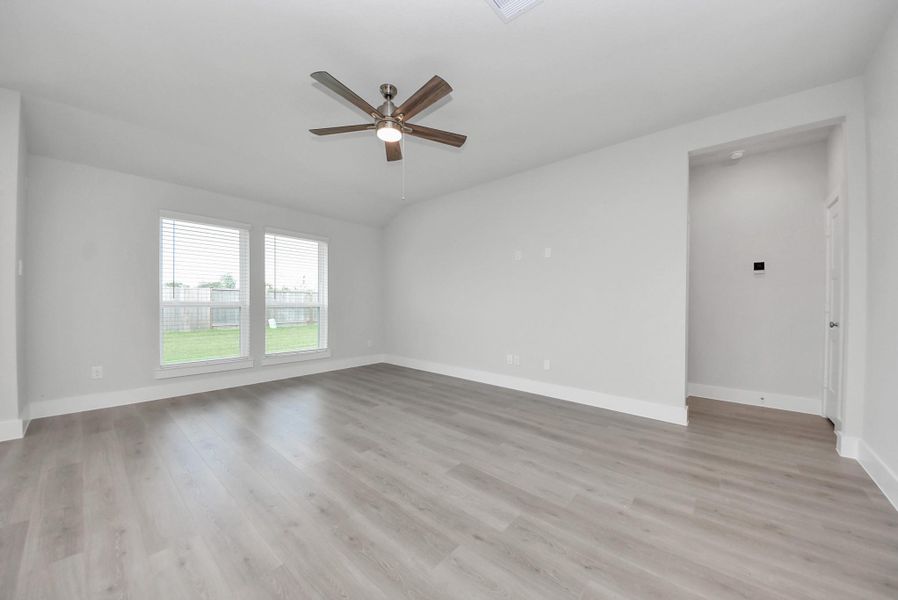 Spacious, unfurnished interior of a new home in Sunrise Cove: Landmark Collection, Texas City (Image 28).