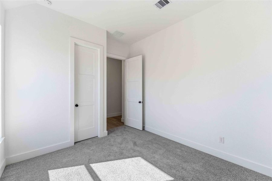 Spacious, unfurnished interior of a new home in Valencia, Manvel (Image 18).