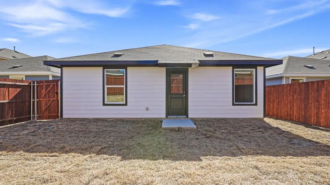 Exterior details and patio area of a home in Sunnycreek, Crowley (Image 3).