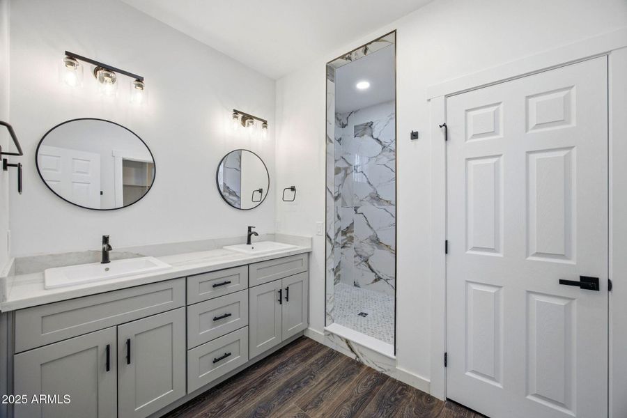 Dual sinks in primary bath Dual sinks in primary bath