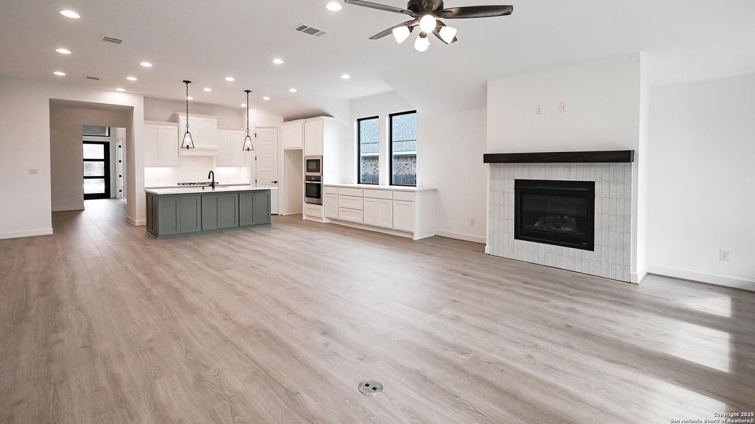 Spacious, unfurnished interior of a new home in Veramendi 60', New Braunfels (Image 12). Spacious, unfurnished interior of a new home in Veramendi 60', New Braunfels (Image 12).