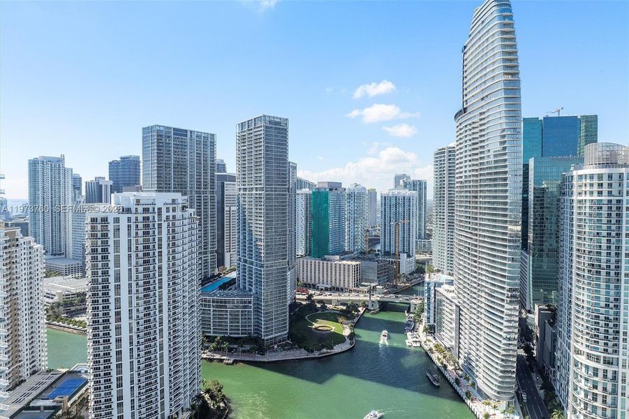 Condo located in Miami, FL showcasing its design and architecture (Image 36).
