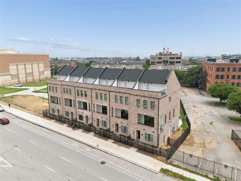 Condo located in Dallas, TX showcasing its design and architecture (Image 4). Condo located in Dallas, TX showcasing its design and architecture (Image 4).
