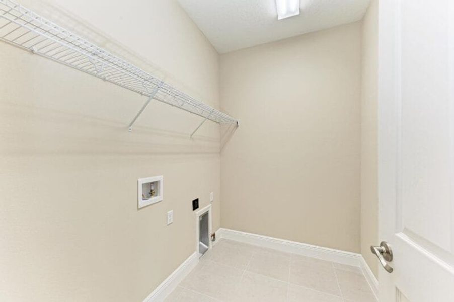 Spacious, unfurnished interior of a new home in Reflection Villas at Watercolor Place, Bradenton (Image 13).