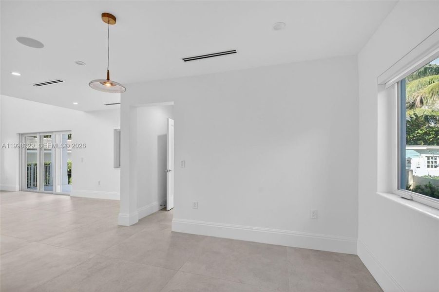 Spacious, unfurnished interior of a new home in , Lake Worth (Image 24).