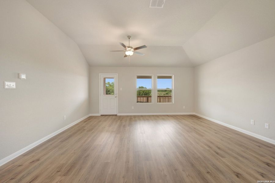 Spacious, unfurnished interior of a new home in Mesquite Ridge, San Antonio (Image 12).