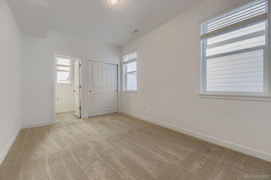 Spacious, unfurnished interior of a new home in Vermilion Creek, Centennial (Image 8).