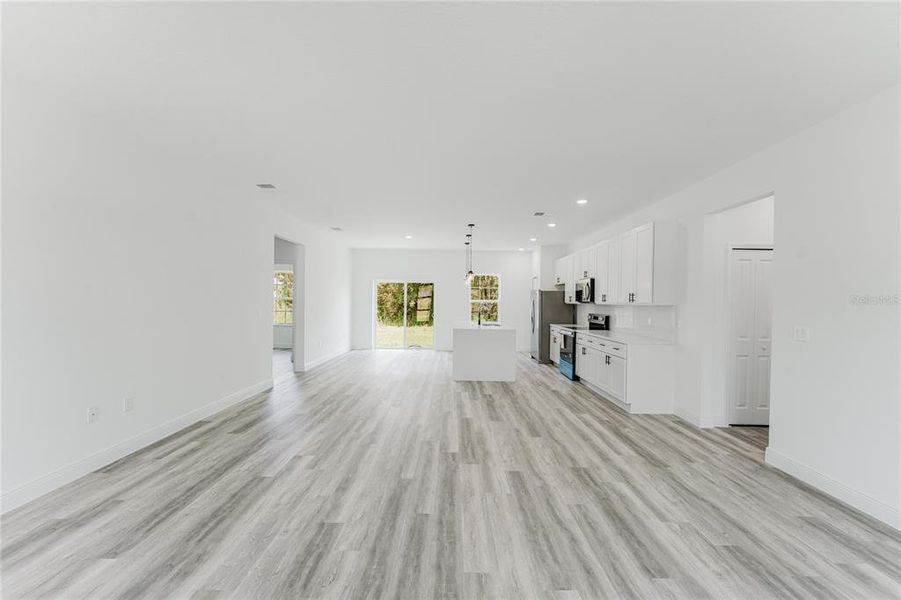 Spacious, unfurnished interior of a new home in , Ocala (Image 12).